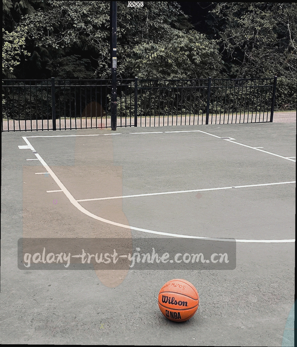俯视视角的深蓝紫银河带与同心轨道环，中心留出大片负空间的抽象星图